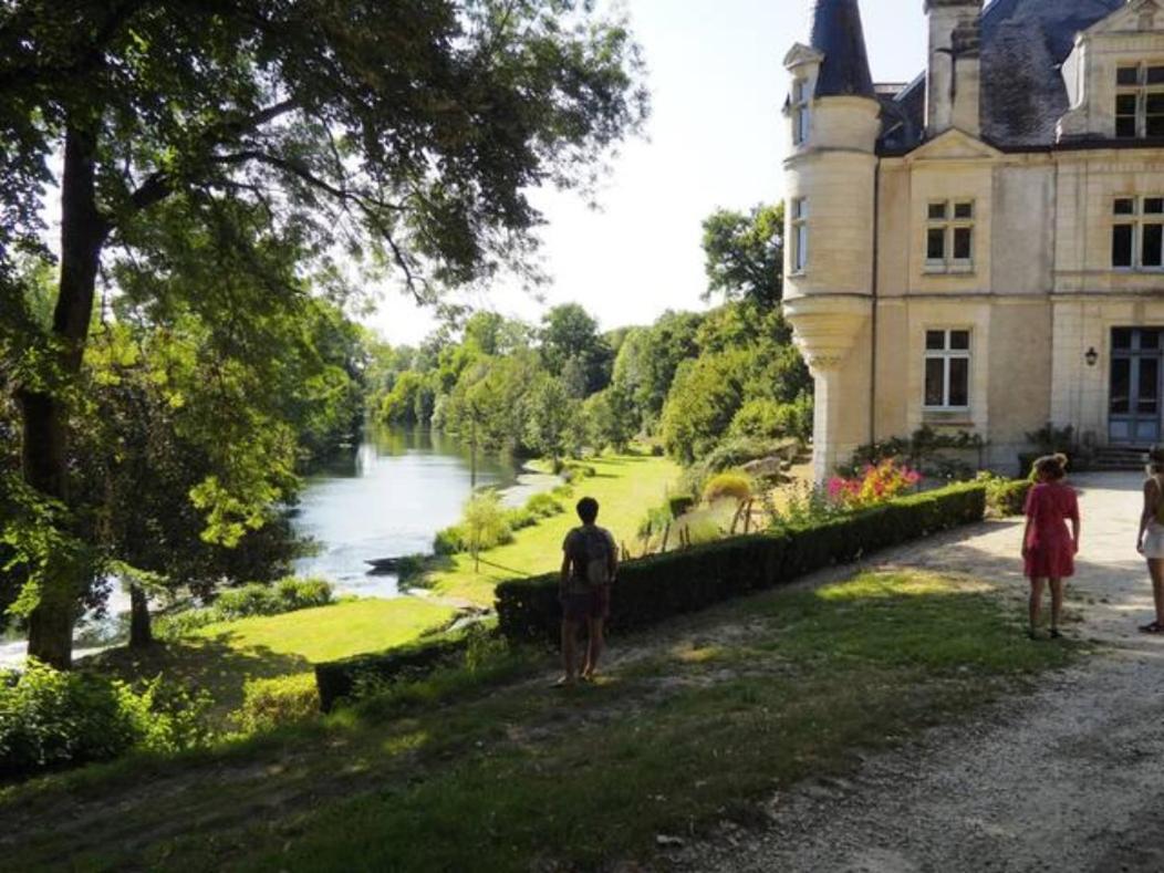 Chateau Des Loups - Les Cedres Bleus Echire Exteriör bild