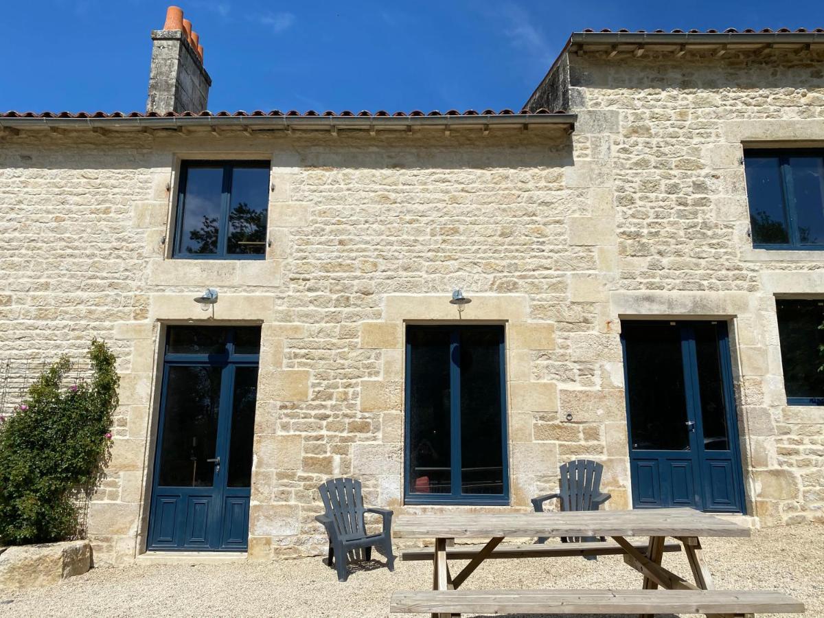 Chateau Des Loups - Les Cedres Bleus Echire Exteriör bild